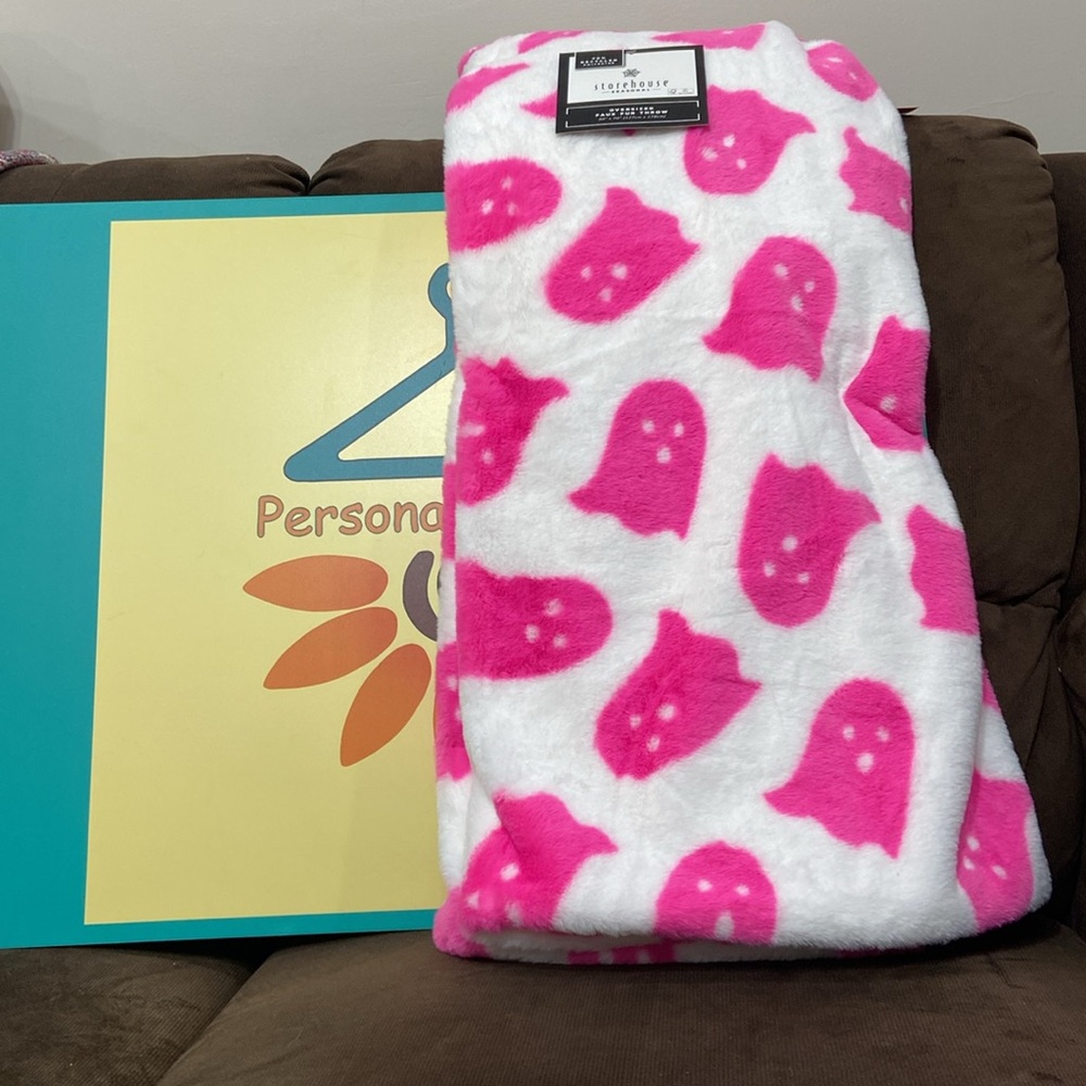 Storehouse PINK GHOST Throw